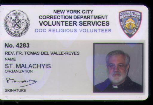 Padre Tomás con su ID de la Carcel.