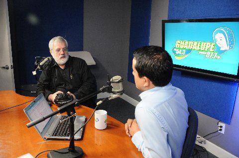 Padre Tomás Del Valle-Reyes en los estudios de Radio Guadalupe”.